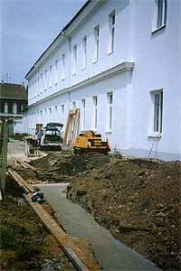 V červnu 2001 byly položeny základy přístavby nových tříd.