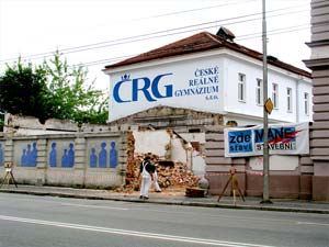 Teprve po odstranění suti mohla českobudějovická firma MANE začít se stavbou.