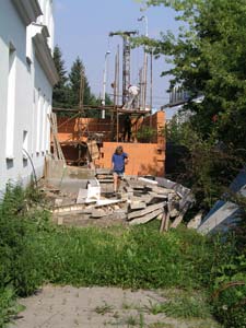 Teprve po odstranění suti mohla českobudějovická firma MANE začít se stavbou.